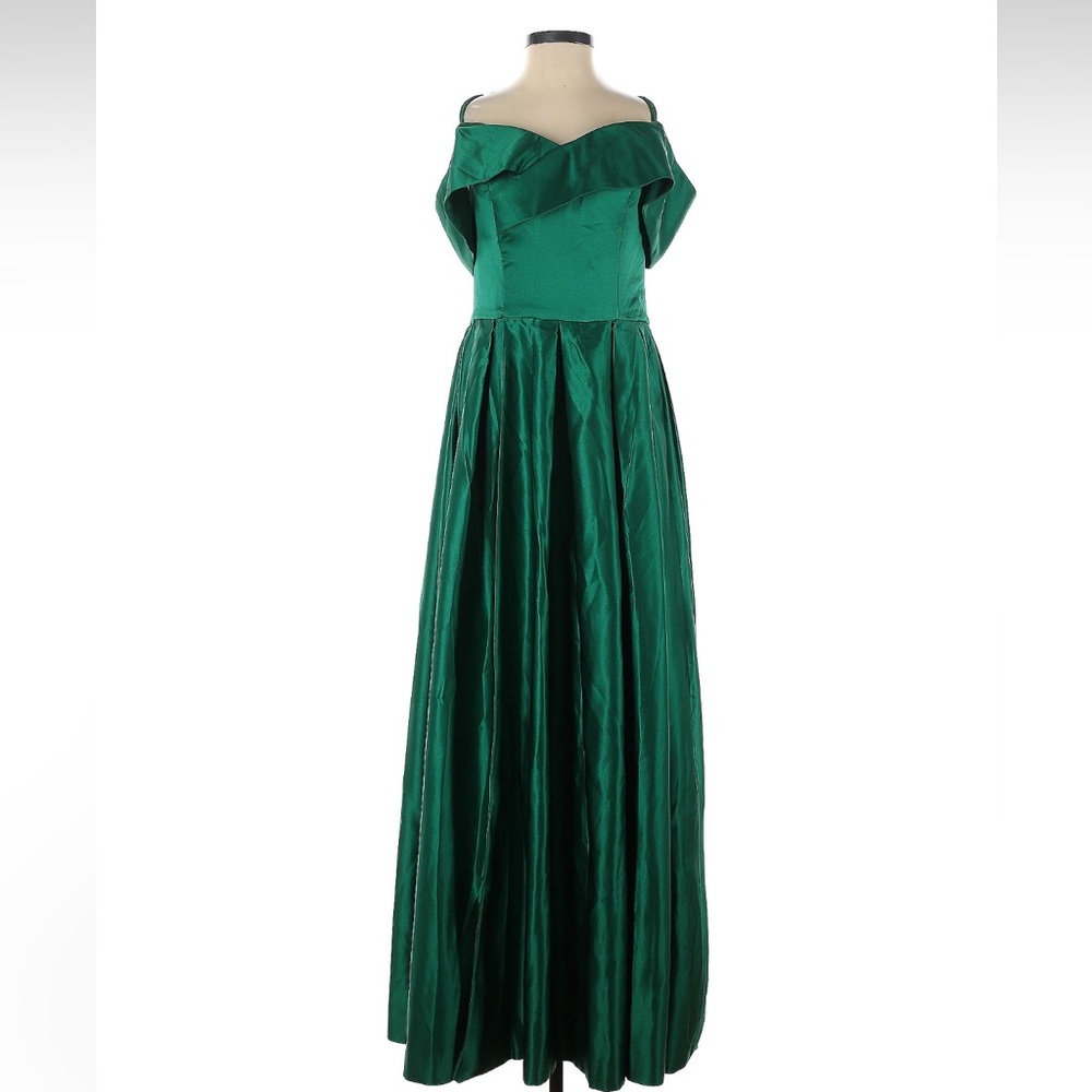 Elegant Green Off-Shoulder Evening Gown